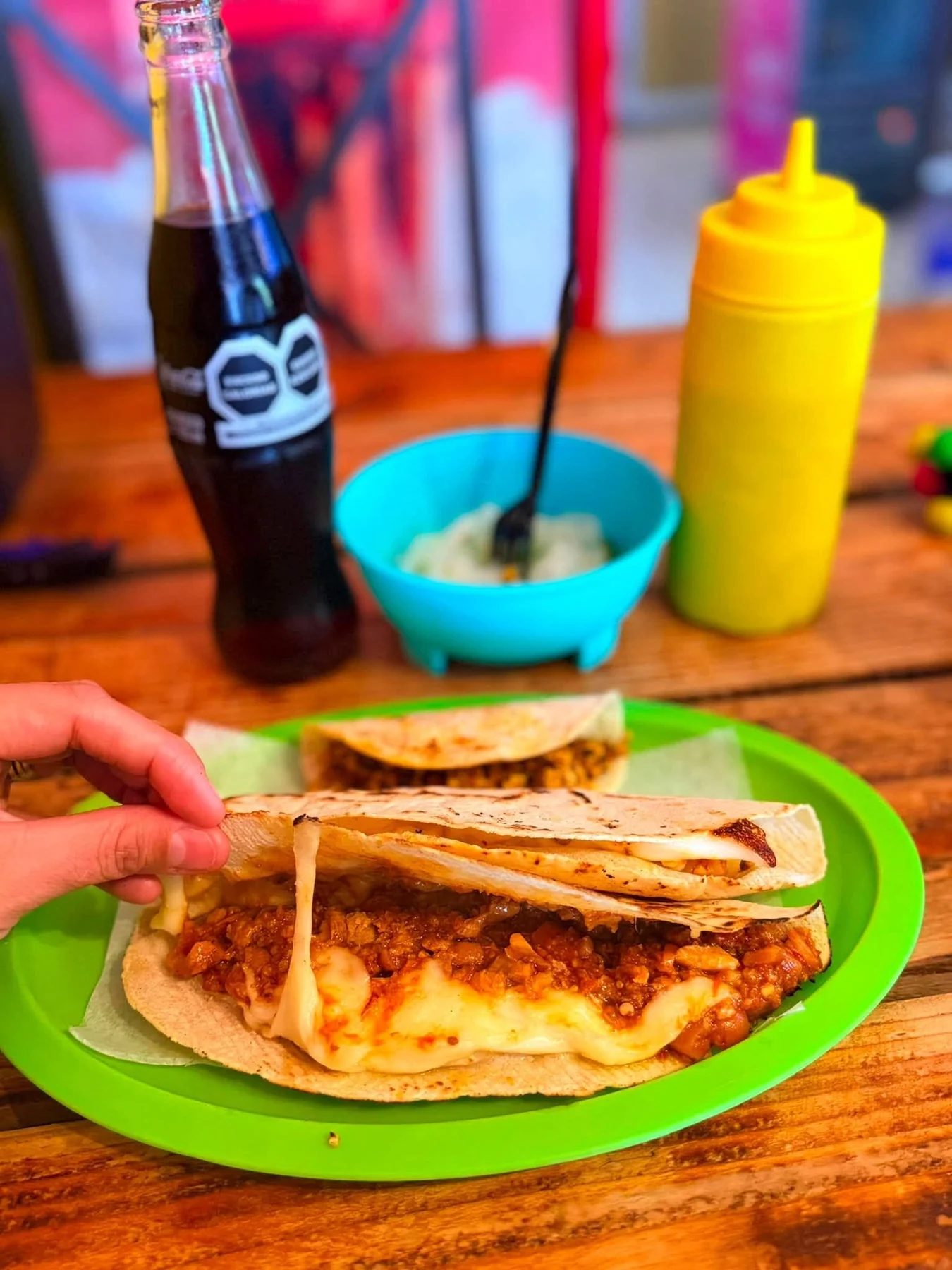 Quesadilla servida en plato verde