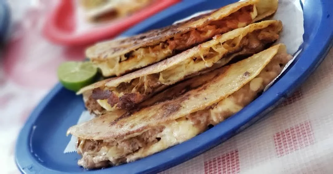 Quesadillas en plato azul